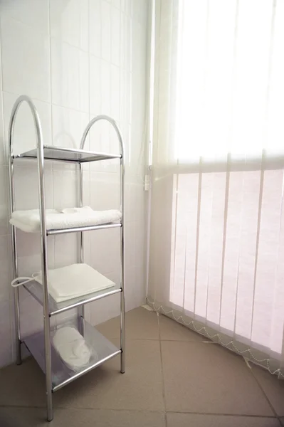 Полотенца в современной ванной комнате — стоковое фото
