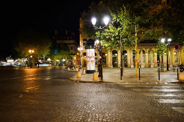 Straten van Parijs bij nacht — Stockfoto