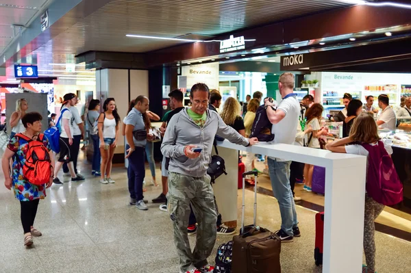 People in Fiumicino Airport. Fiumicino — ストック写真