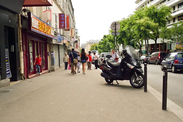 Motocicleta moderna estacionada en la calle de París — Foto de Stock