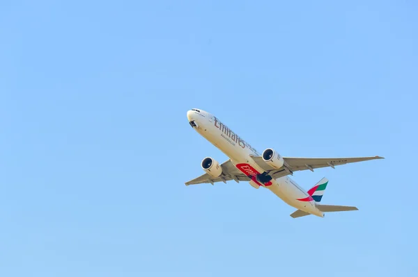 Emirates Boeing 777 decolagem — Fotografia de Stock