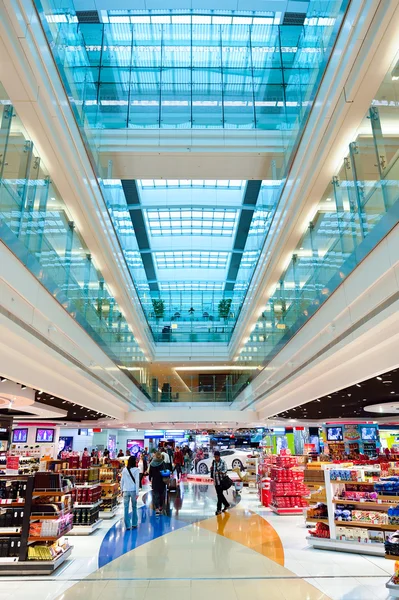 O interior da área comercial duty-free de Dubai — Fotografia de Stock