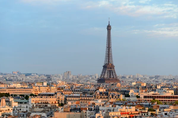 Torre Eiffel en el centro de París — Foto de Stock