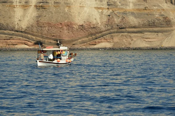 Barco cerca de la costa de Santorini —  Fotos de Stock