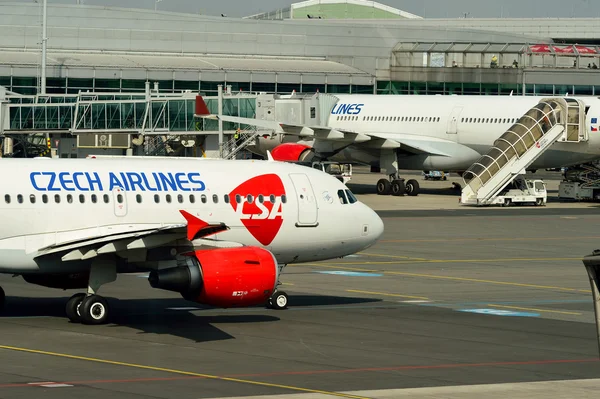 Aircrfts à l'aéroport de Prague — Photo