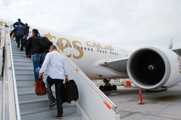 Passengers boarding the Emirates Boeing — Stock Photo, Image