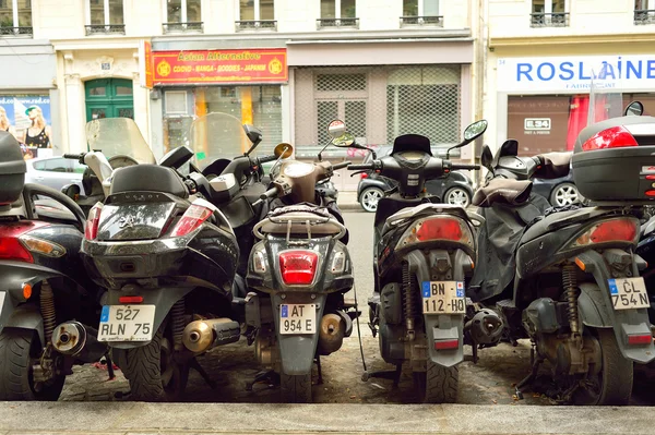 Современные и старинные мотоциклы — стоковое фото