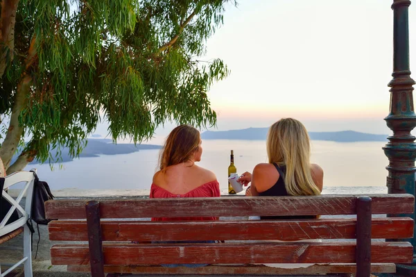 Persone sulla strada dell'isola di Santorini — Foto Stock