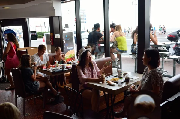 Interior del restaurante McDonald 's . — Foto de Stock