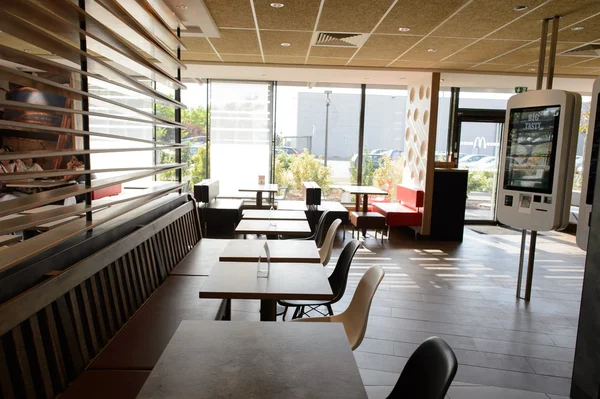 Interior do restaurante McDonald 's . — Fotografia de Stock