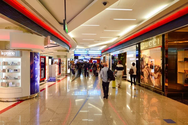 The Dubai duty-free shopping area interior — Stock Photo, Image