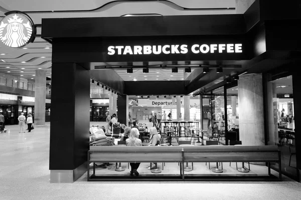 Интерьер кафе Starbucks . — стоковое фото