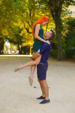 Parkta yürüyen bir çift.