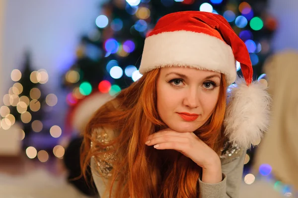 Женщина во время рождественских праздников — стоковое фото