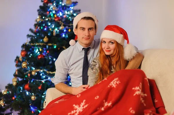 Пара во время рождественских праздников — стоковое фото
