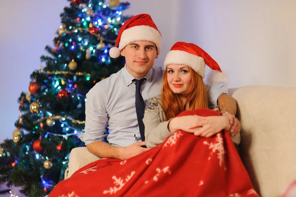 Pareja durante las vacaciones de Navidad —  Fotos de Stock