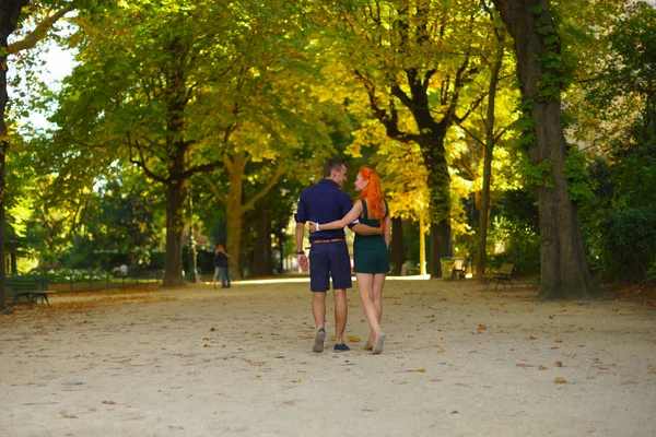 Пара гуляє в парку — стокове фото
