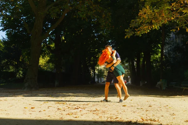 Coppia passeggiando nel parco — Foto Stock