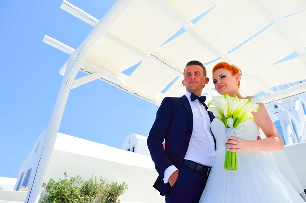 Bride and groom celebrate wedding on Santorini — Stock Photo, Image
