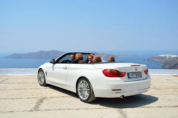 Casal posando na ilha Santorini — Fotografia de Stock