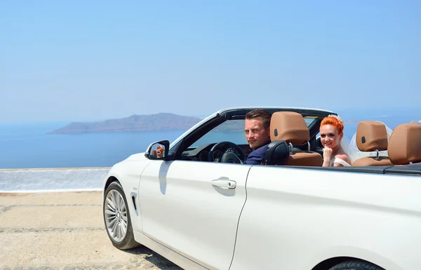 Casal posando na ilha Santorini — Fotografia de Stock