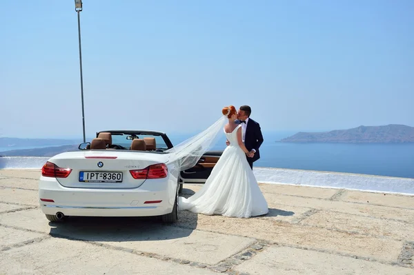 Couple posing on Santorini island — Stock Photo, Image