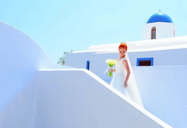 Femme en robe de mariée blanche — Photo