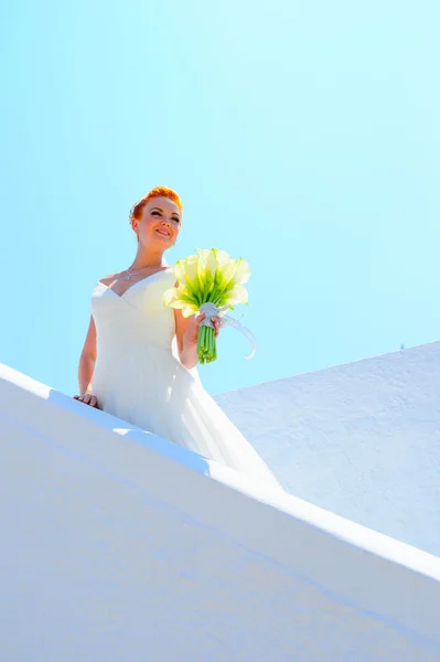 Vrouw in witte bruiloft jurk — Stockfoto