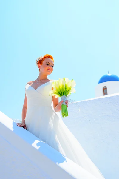 Женщина в белом свадебном платье — стоковое фото