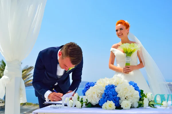 Наречений і наречений святкують весілля — стокове фото