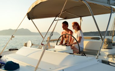 Yelkenli yat içinde kadın