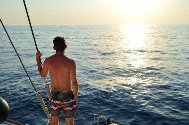 Santorini deniz kenarında yatta adam