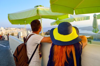 İnsanlar sokakta, Santorini Adası