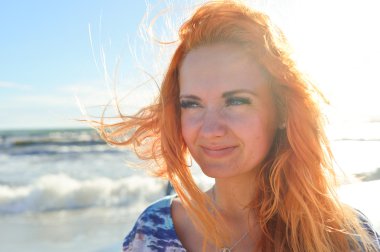 Uzun kızıl saçları olan kadın