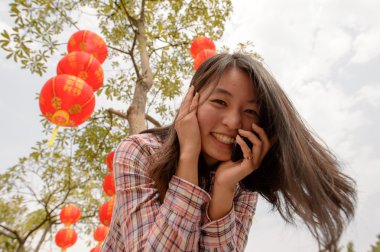 Cep Telefonu Konuşan Kadın