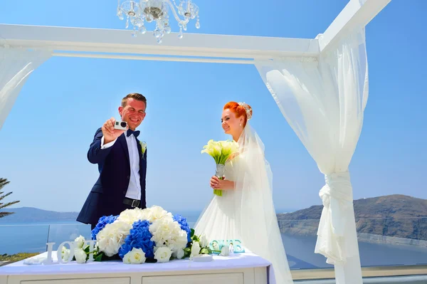 Жених и невеста празднуют свадьбу — стоковое фото