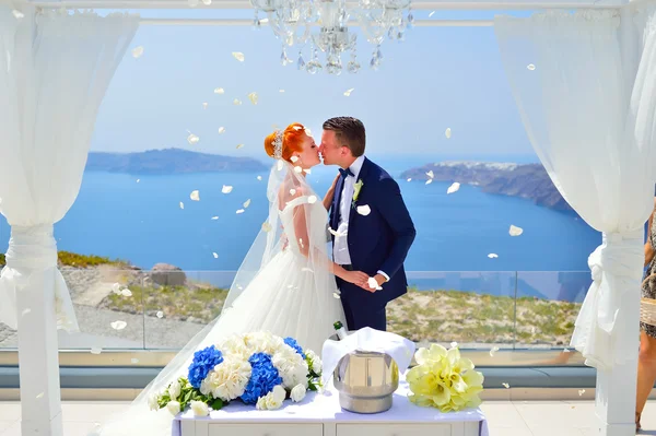 Bruden och brudgummen fira bröllop — Stockfoto