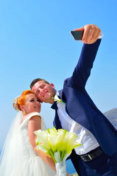 Жених и невеста празднуют свадьбу — стоковое фото