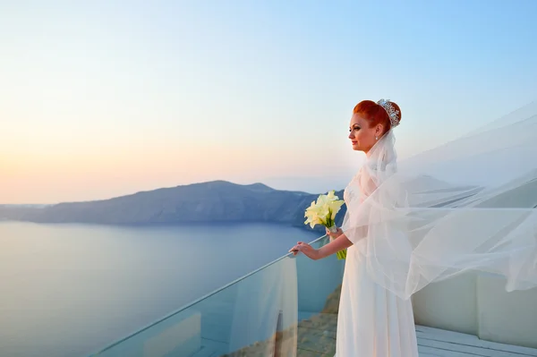 Femme en robe blanche — Photo