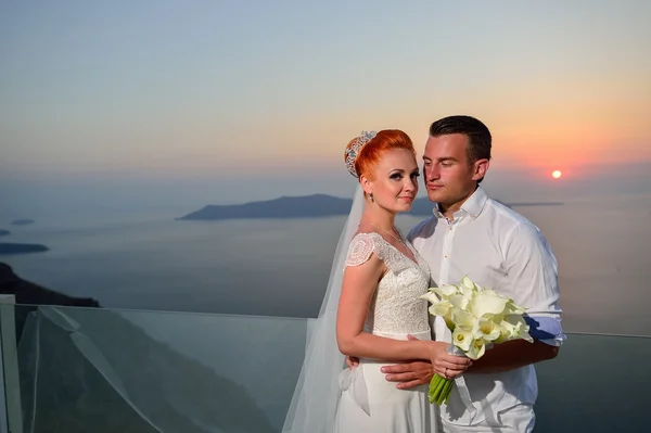 Novia y novio en Isla de Santorini — Foto de Stock