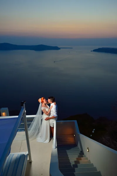 Жених и невеста на острове Санторини — стоковое фото