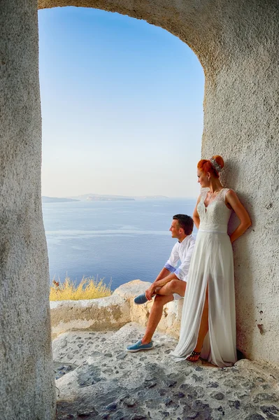 Pareja posando en isla Santorini — Foto de Stock