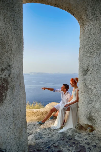 Casal posando na ilha Santorini — Fotografia de Stock