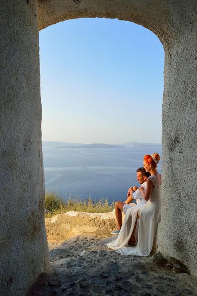 Casal posando na ilha Santorini — Fotografia de Stock