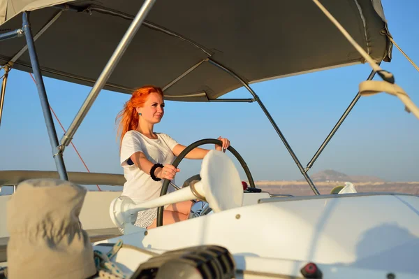 Frau segelt in der Jacht — Stockfoto