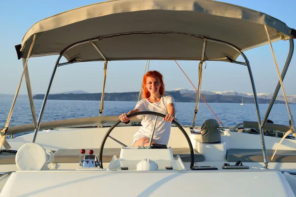 Donna che naviga nello yacht — Foto Stock