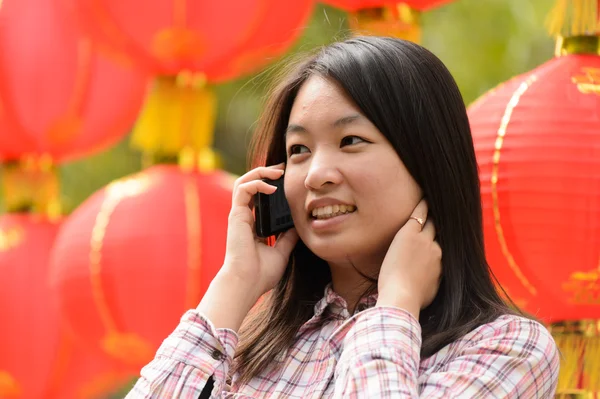 Femme parlant sur téléphone portable — Photo