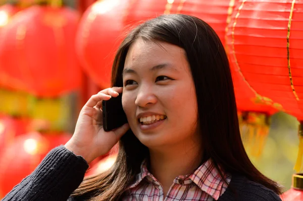 Woman talking on cell phone — Stock Photo, Image