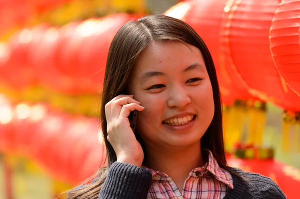 Frau telefoniert mit Handy — Stockfoto