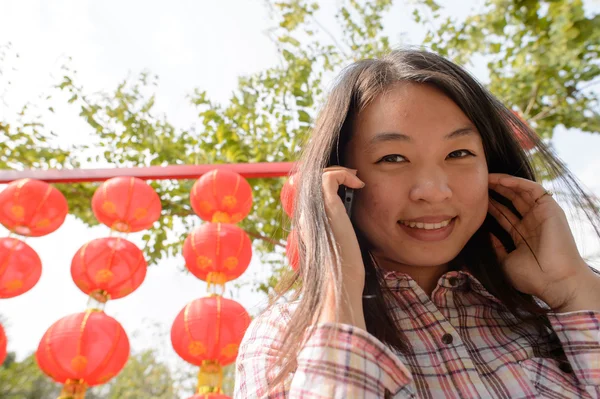 Kvinna pratar på mobiltelefon — Stockfoto